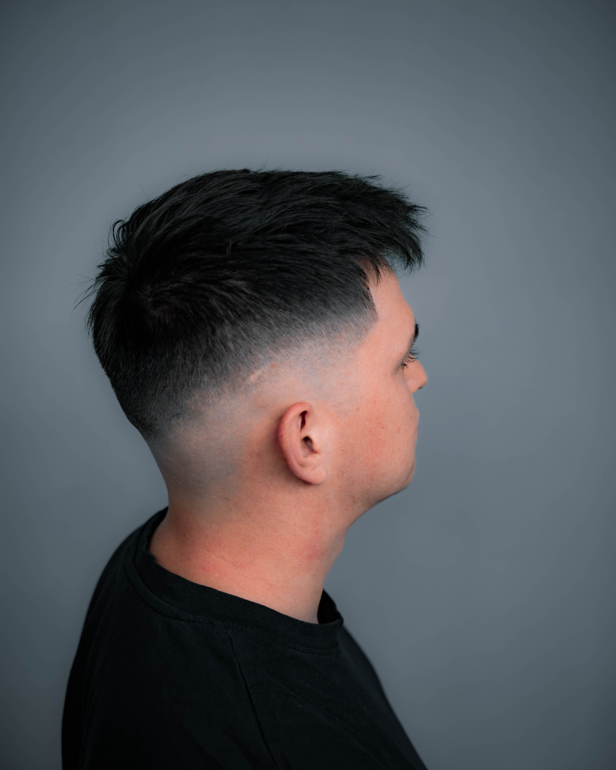 Fryzura po strzyżeniu: krótkie boki i płynny fade — INCEPCJA Barber